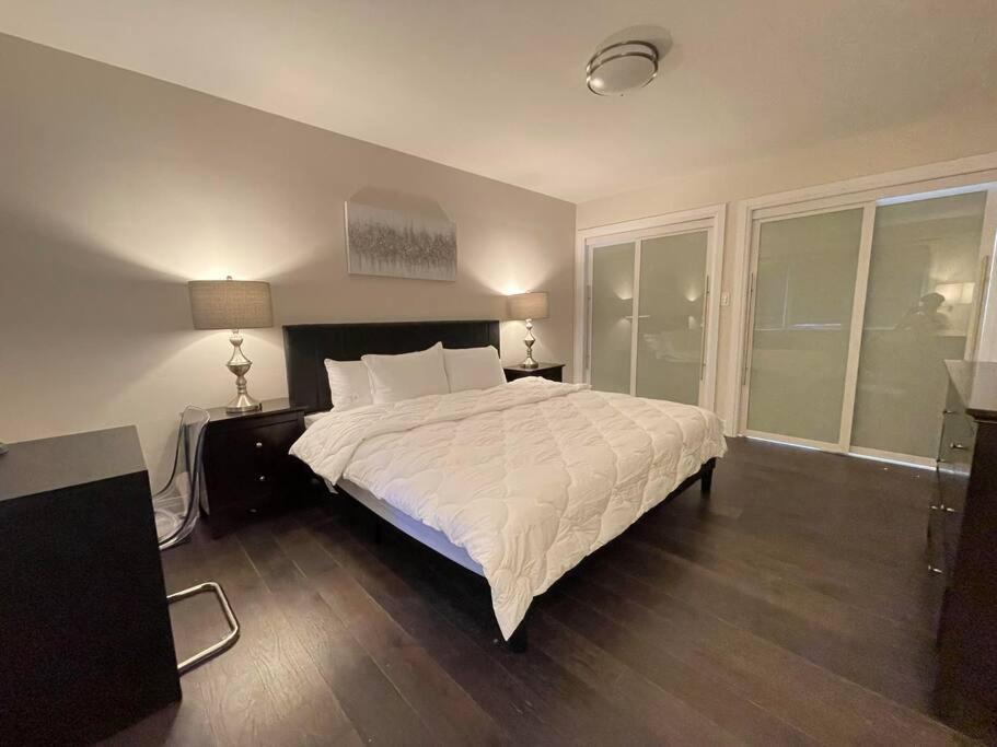 3-Bedroom Modern Luxury Apartment In The Heart Of City Торонто Экстерьер фото